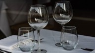No necesitas gastar fortuna en un cotillón: con copas que tenés sin usar en casa, creá esta decoración para una fiesta o boda