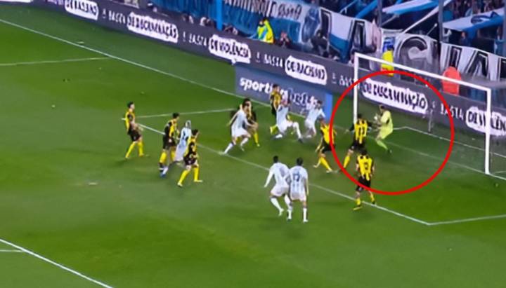 "Amigos de Peñarol, no se sorprendan": Hinchas comentan la actuación de Brayan Cortés ante Racing