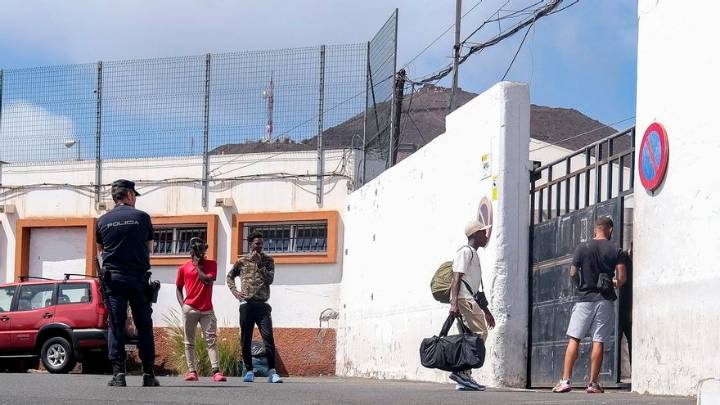 Los diez menores solicitantes de asilo emprenden su traslado de Canarias a la Península