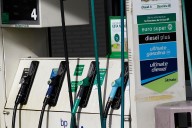 Los carburantes siguen a la baja y tocan precios mínimos del verano