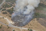 Un incendio en Colmenar Viejo en una zona colindante al fuego que asoló Tres Cantos obliga a desalojar viviendas
