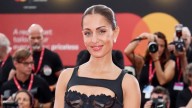 Hiba Abouk es la mejor vestida del Festival de Venecia con un 'look' que mostraba la ropa interior