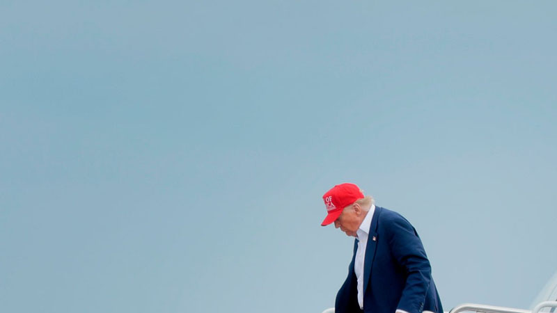 White House Insists “Nothing to Hide” as Trump’s Makeup-Covered Hand Sparks Health Questions