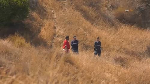 Padre del bebé Emmanuel visto con agentes en campo remoto de Moreno Valley durante búsqueda del cuerpo del niño