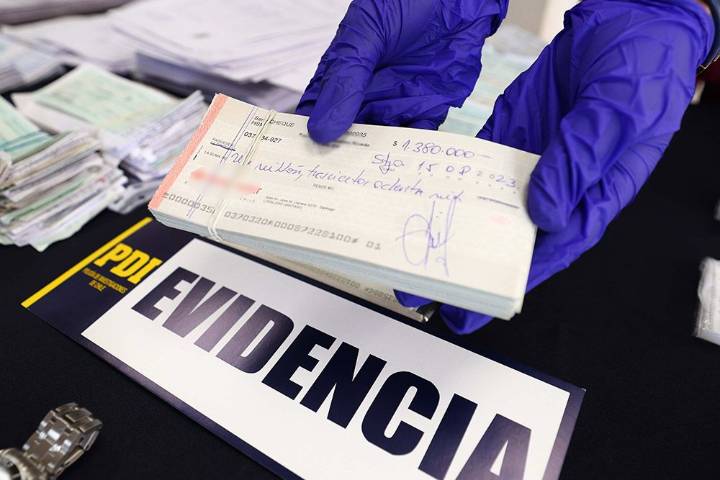 Intentó comprar auto con cheque adulterado: mujer fue detenida en el centro de Linares