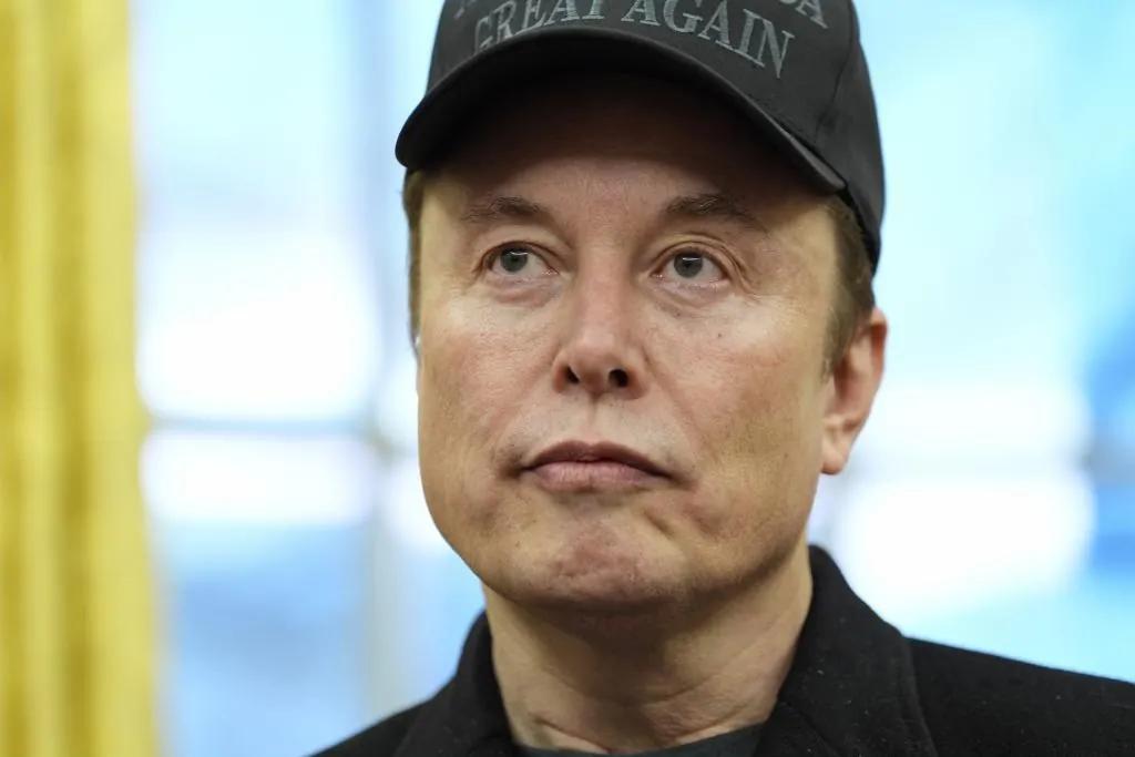 Elon Musk denuncia a OpenAI y Apple por asfixiar la competencia en inteligencia artificial