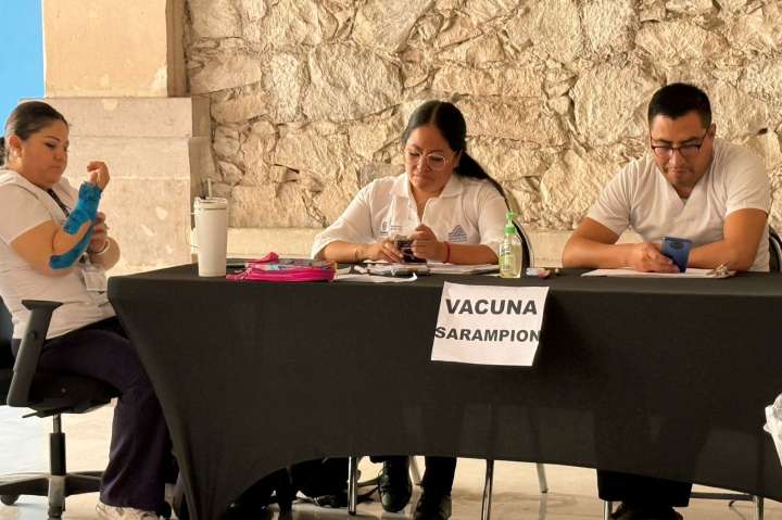 Habilitan punto de vacunación vs sarampión en Palacio