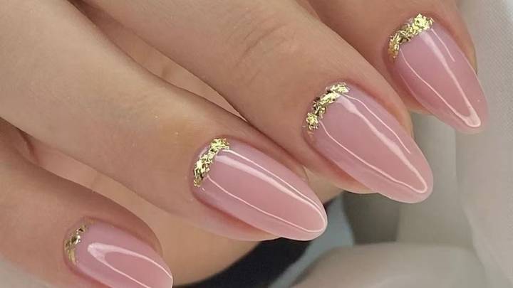 Manicura rosé: la tendencia en rosa pálido con destellos dorados que arrasa en salones de belleza