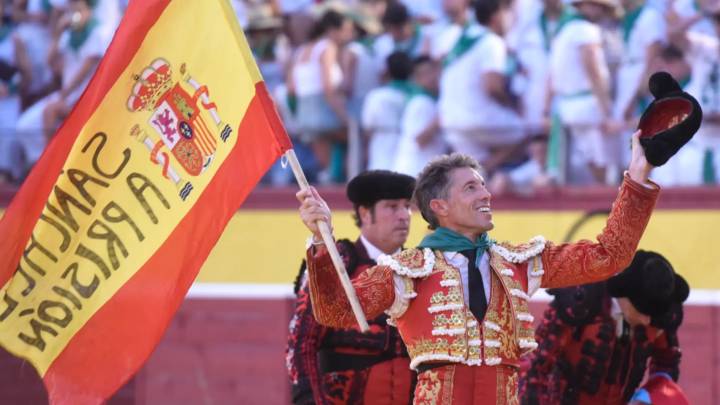Manuel Escribano aclara la polémica en Huesca: "Desconocía que la bandera llevaba ese mensaje escrito"