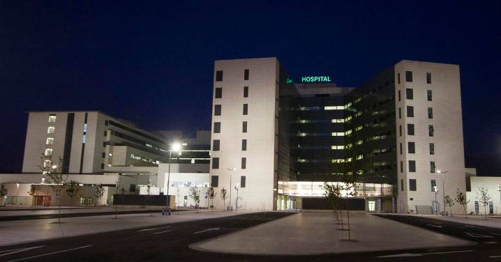 Un incendio de madrugada en el Hospital San Cecilio de Granada obliga a trasladar a una veintena de pacientes