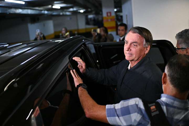 Jair Bolsonaro abandonó su prisión domiciliar para someterse a exámenes médicos