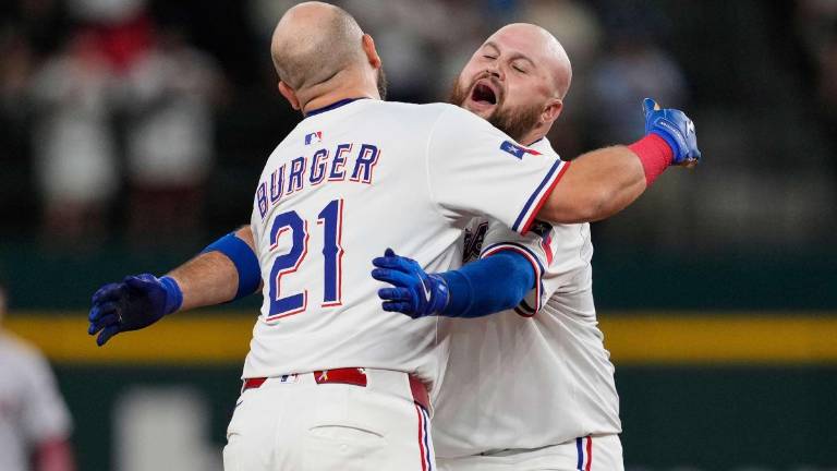 Rangers se recuperan de mala salida de Eovaldi y dejan tendidos a D
