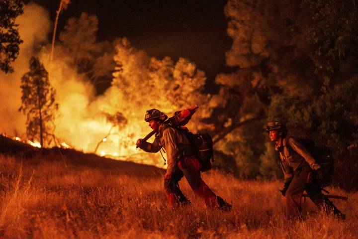 Wildfires expand in Oregon and California, threatening homes and prompting evacuations