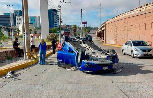 Pierde el control, choca un poste y vuelca en el De la Juventud