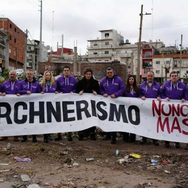 Milei reaparece en un acto en La Plata para nacionalizar la campaña bonaerense y desafiar a Kicillof