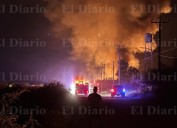 Video.- Incendio en maderería provoca movilización de emergencia