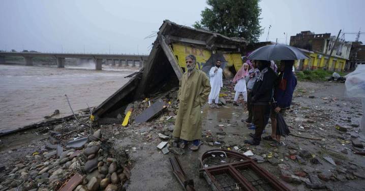 34 killed, over 200,000 displaced in Pakistan floods as historic shrine submerges near Indian border