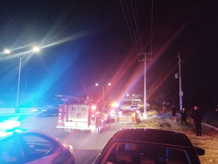 Automóvil termina dentro de canal de riego en la Ciudad Industrial de Torreón