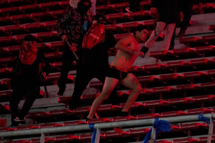 AP Explica: ¿Qué sucedió durante el episodio de violencia en el juego Independiente