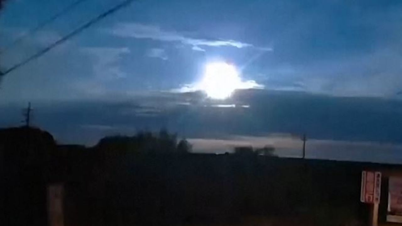 Impresionante bola de fuego iluminó por completo el cielo en Japón (VIDEO)