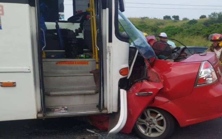 Choque entre automóvil y camión de pasajeros en Veracruz deja cinco fallecidos, tres eran menores de edad