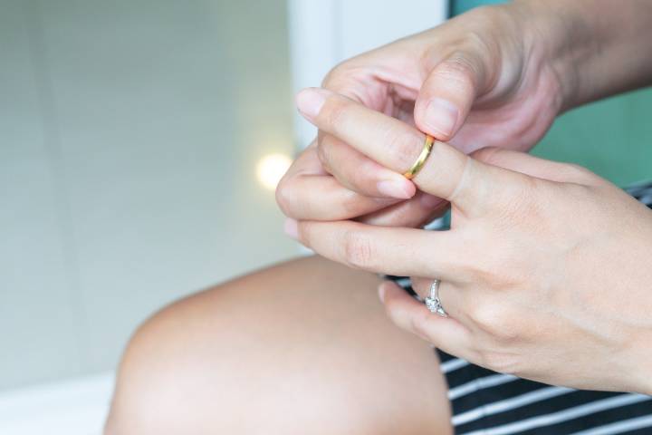 Casi pierde su dedo por un anillo atascado, pero la maniobra para romperlo fue heroica (Video)