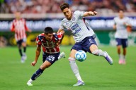 Cruz Azul reafirma su liderato al vencer a Chivas en su casa