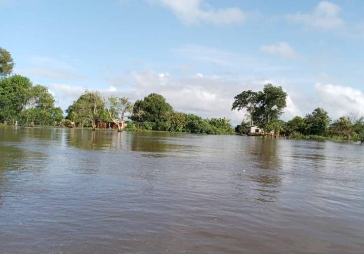 Tres familias migran a canalete a Tucupita por el constante aumento del nivel del río Orinoco