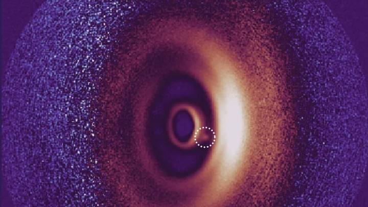 Descubren un nuevo exoplaneta que se formó hace 5 millones de años y que orbita alrededor de una estrella joven similar al Sol