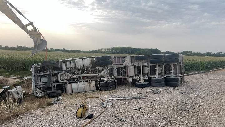 Un fallecido y un herido grave este martes tras volcar un camión en la A