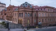 Milei invitó a su equipo a una función privada de "Homo Argentum" en Casa Rosada