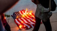 Donald Trump firma ley que ordena deportar a quienes quemen la bandera de Estados Unidos