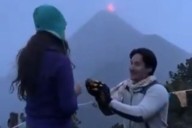 Volcán corona una romántica propuesta de matrimonio con una pequeña erupción