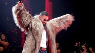Maluma interrumpe su concierto para reprender a una madre con un bebé: "Es una irresponsabilidad"