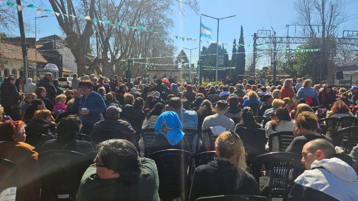 Banfield homenajeó a Sandro con un evento en la plaza Roberto Sánchez