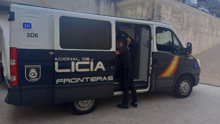 Sorprenden a un pasajero con droga en el buque procedente de Palma cuando trataba de eludir un control policial