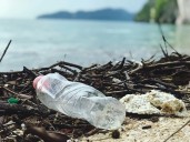 Macron pide acuerdo sobre el plástico debido a la urgencia ambiental actual