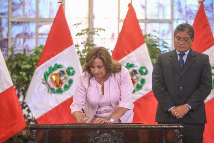 Promulgan en Perú ley de amnistía a militares acusados de violar derechos humanos