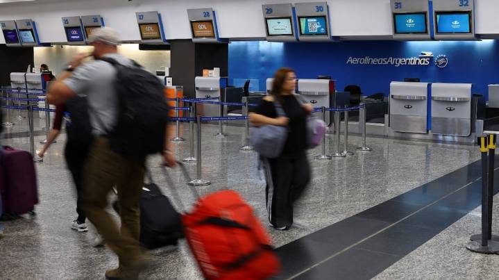 Paro de controladores aéreos: Aerolíneas Argentinas denunció que el gremio impidió la salida de 9 vuelos autorizados