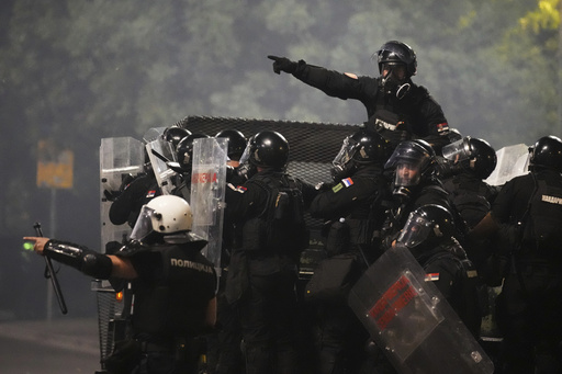 Crecen tensiones en Serbia: manifestantes chocan con la policía y provocan incendios