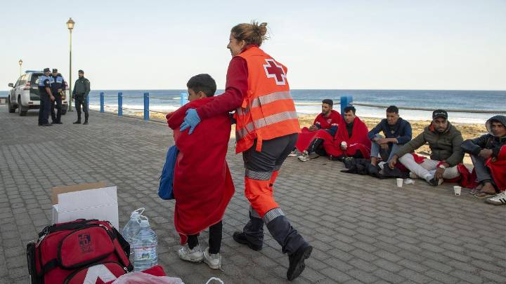 Luz verde al decreto por el que Asturias recibirá a 140 menores migrantes: Barbón recuerda a "los güelos asturianos que emigraron con 13 años"