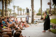 La sexta edición de ‘Contes a Peu de Mar’ convierte el Planetario en un gran teatro al aire libre