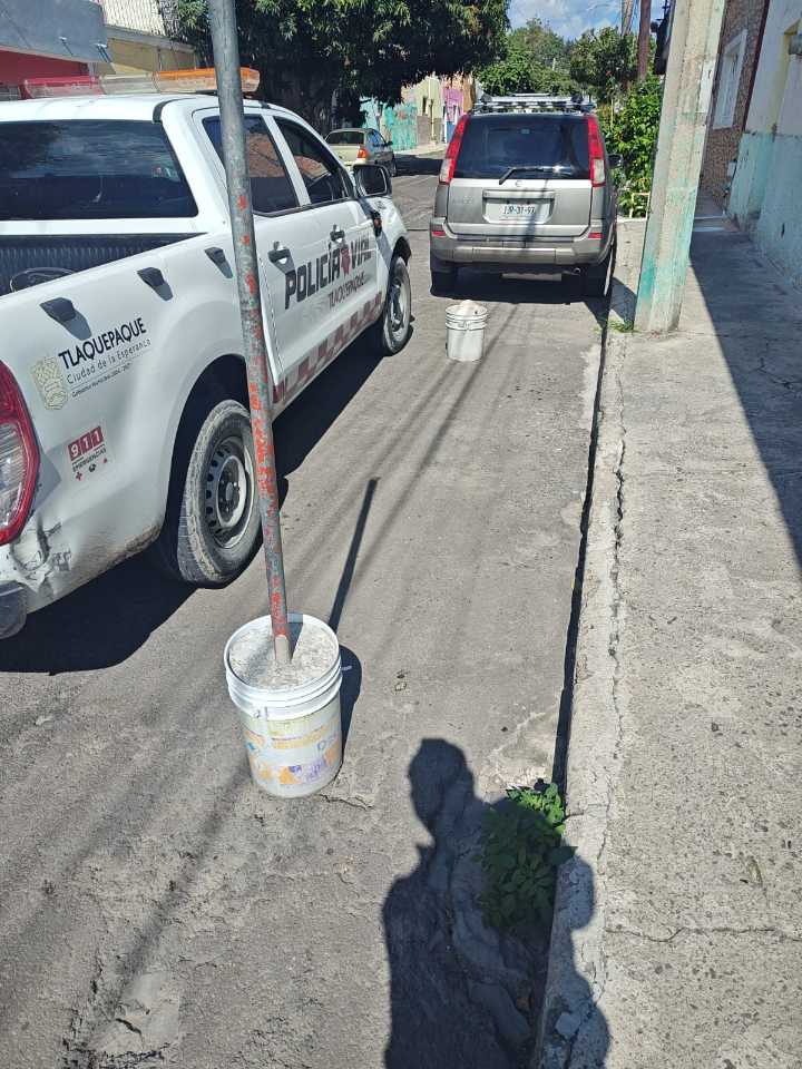 Tlaquepaque retira objetos para “apartar lugares” en la vía pública