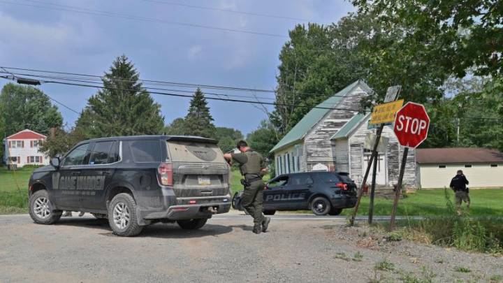 Suspect dead after shooting 2 Pennsylvania state troopers, officials say