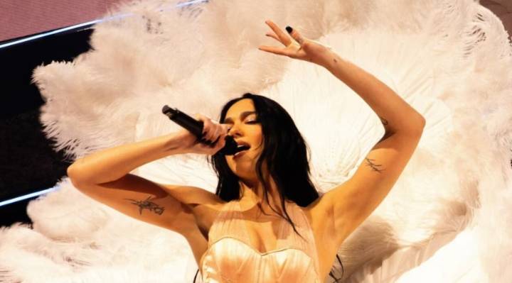 Crochet, lino y transparencias: los looks de Dua Lipa en la previa de su cumpleaños en Ibiza