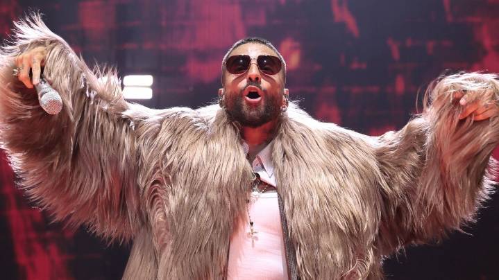 Maluma detiene su concierto para regañar a una madre por llevar a su bebé: «La próxima vez protéjale los oídos o algo»