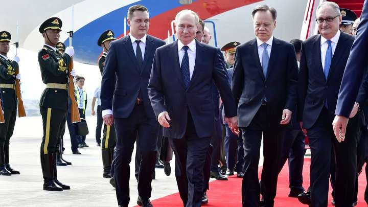 Putin llega a China para participar en importante cumbre; más de 20 líderes mundiales asistirán