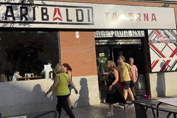 La reapertura de la taberna Garibaldi de Pablo Iglesias: "Hemos abierto a las seis, pero ya desde el mediodía había gente deambulando frente al local"