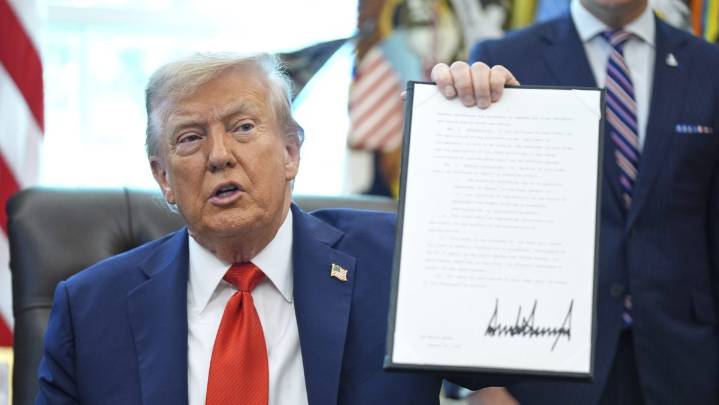 Quema de bandera cerca de la Casa Blanca conduce a arresto tras orden ejecutiva de Trump
