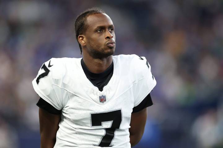 Raiders' Geno Smith, Maxx Crosby caught making obscene gestures toward Seahawks fans